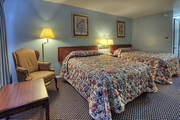 Budget Host Three Crowns Motor Lodge