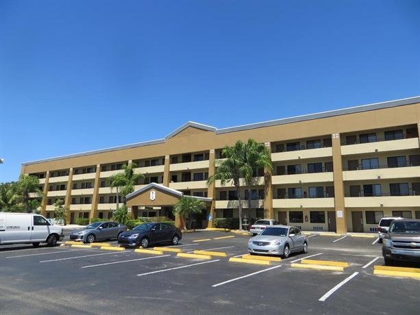 Super 8 by Wyndham Fort Myers Hotel