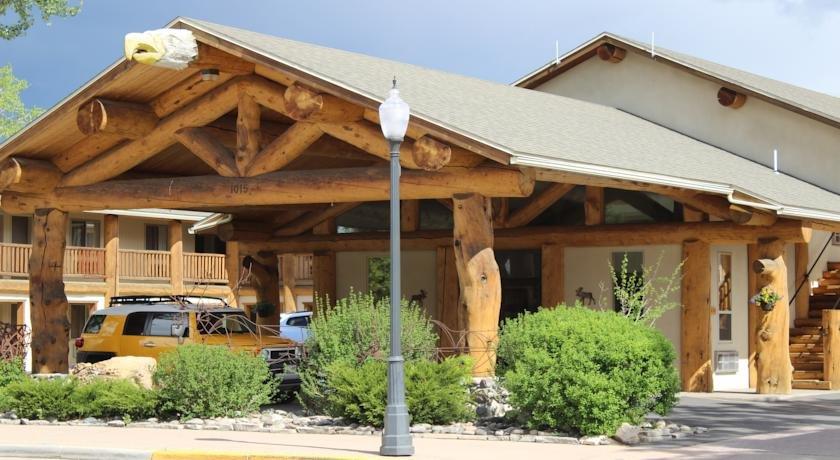 Moose Creek Lodge & Suites