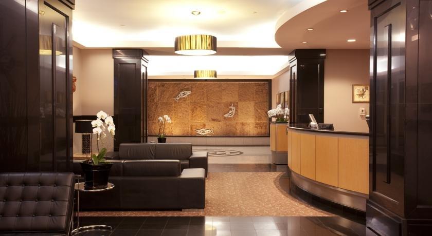 卡玛纳广场酒店    