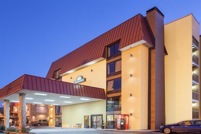 Days Inn & Suites by Wyndham Pigeon Forge