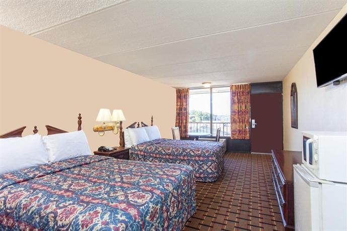 Days Inn & Suites by Wyndham Pigeon Forge