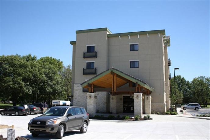 Parkwood Inn & Suites