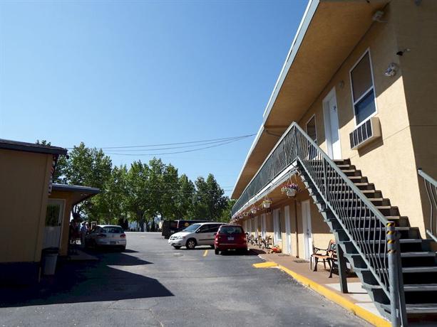 Lakeside Villa Inn and Suites Penticton Regional Airport Canada thumbnail