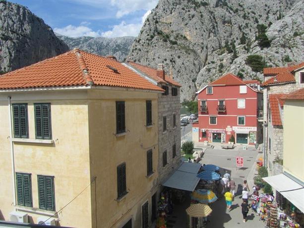 Inn by the River Omis