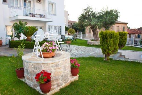 Erato Apartments Petalidi