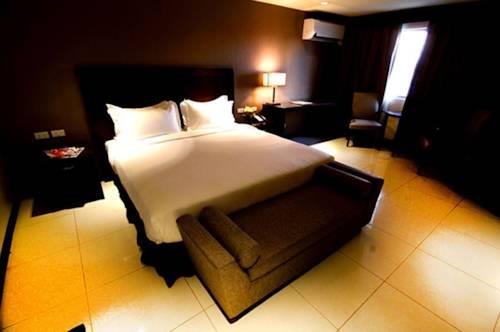Mandarin Plaza Hotel