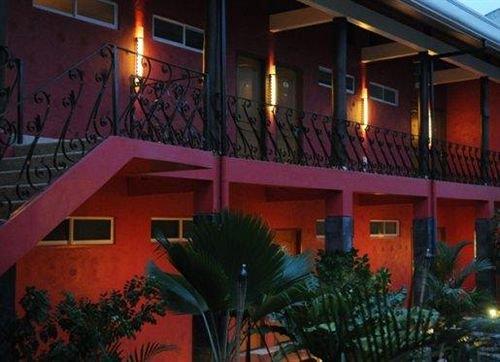 OYO 579 Anisabel Suites