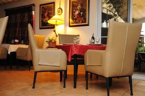 OYO 579 Anisabel Suites