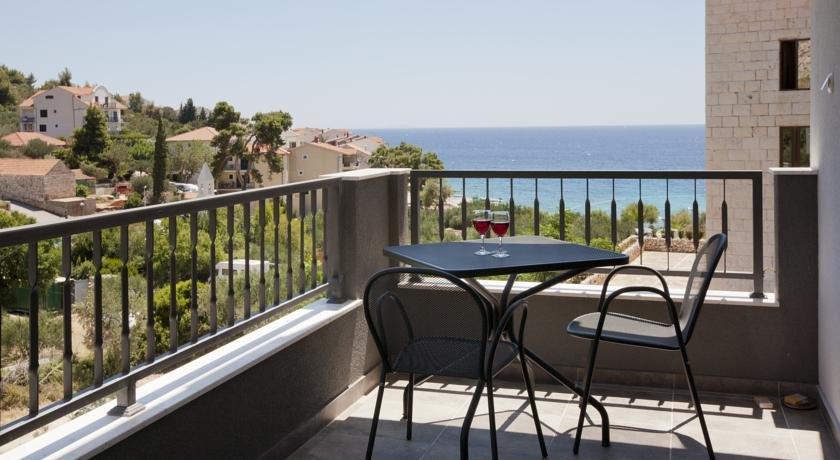 Apartments Maslina Milna