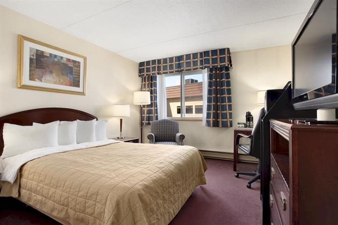 Red Roof Plus+ & Suites Calgary - Airport