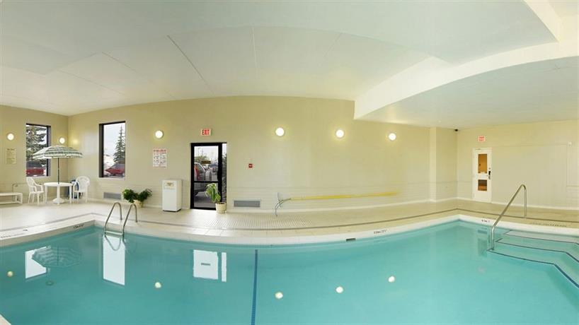 Red Roof Plus+ & Suites Calgary - Airport