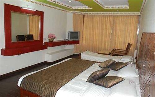 OYO 13807 Hotel Gurupriya