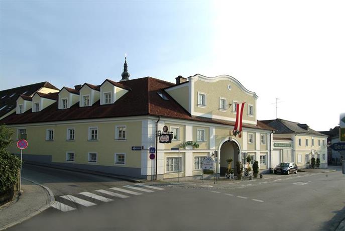 Hotel Biedermeier Hof Schardenberg Austria thumbnail