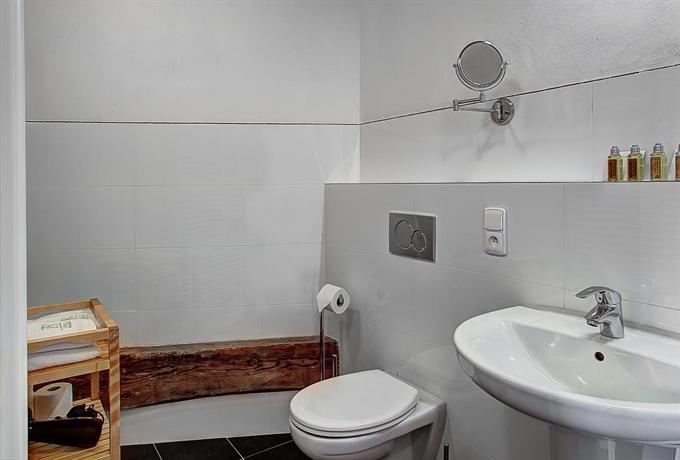4 Arts Suites