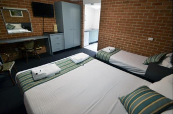 The Oaks Hotel Motel