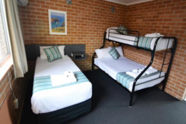 The Oaks Hotel Motel