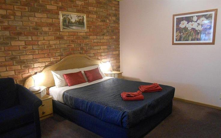 Pines Country Club Motor Inn