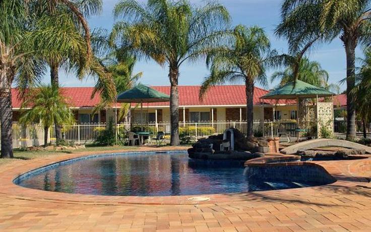 Pines Country Club Motor Inn