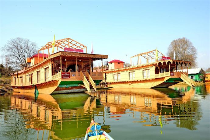 WelcomHeritage Gurkha Houseboats