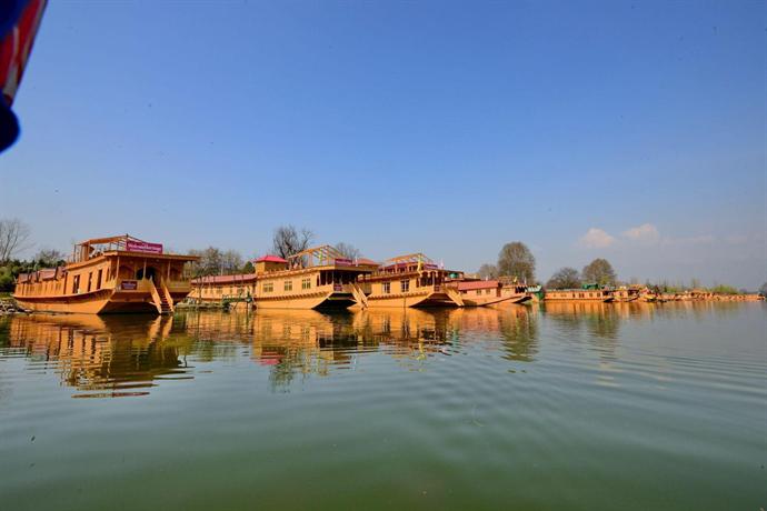 WelcomHeritage Gurkha Houseboats