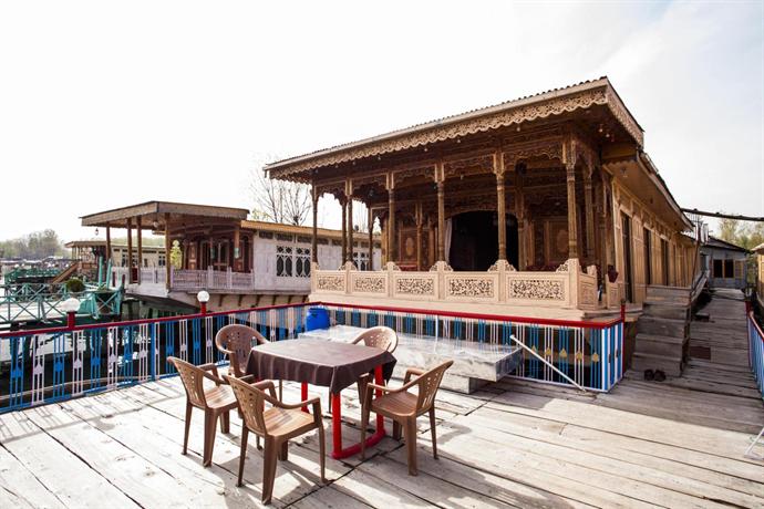 Young Lucky Star Houseboats Srinagar