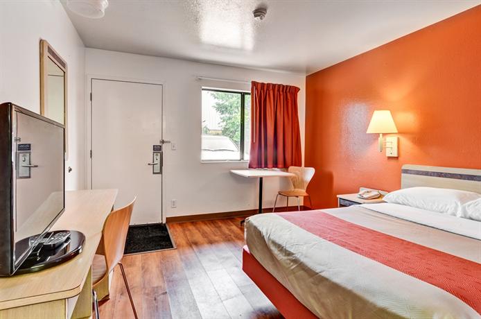 Motel 6 Pittsburgh - Crafton