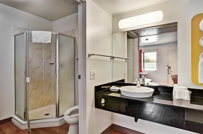 Motel 6 Pittsburgh - Crafton