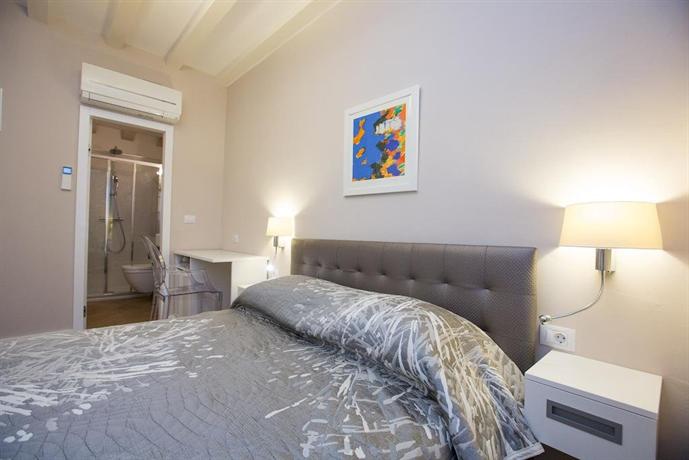 Villa Flores Room