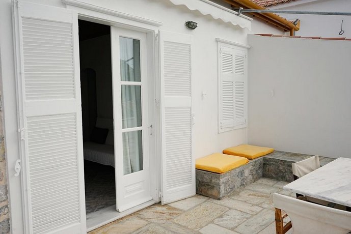 Kiki's Houses Vlichos