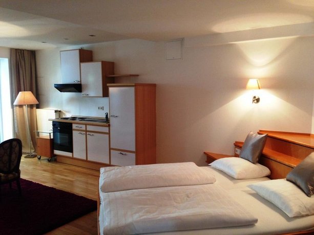 Hotel Black Crystal