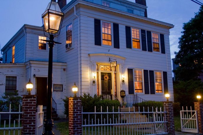 Historic Hill Inn