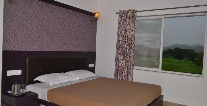 Hotel J M D Palace