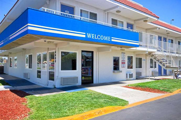 Motel 6 Fresno - Blackstone South