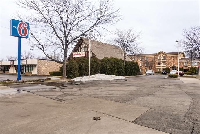 Motel 6 Libertyville