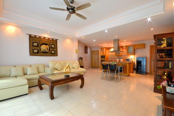 Luxury Condo 2 Bed 100m from beach