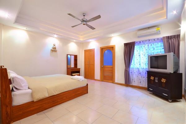 Luxury Condo 2 Bed 100m from beach