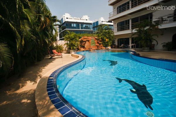 Luxury Condo 2 Bed 100m from beach
