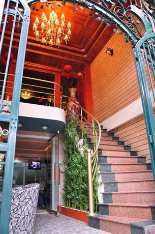 RedDoorz near Lotte Center Hanoi
