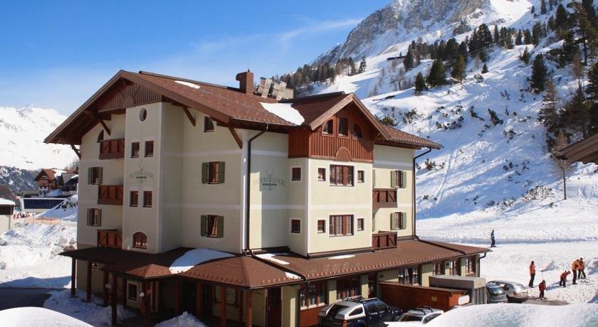 Hotel Tauernglockl Obertauern Ski Resort Austria thumbnail