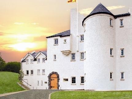 Glenskirlie House And Castle
