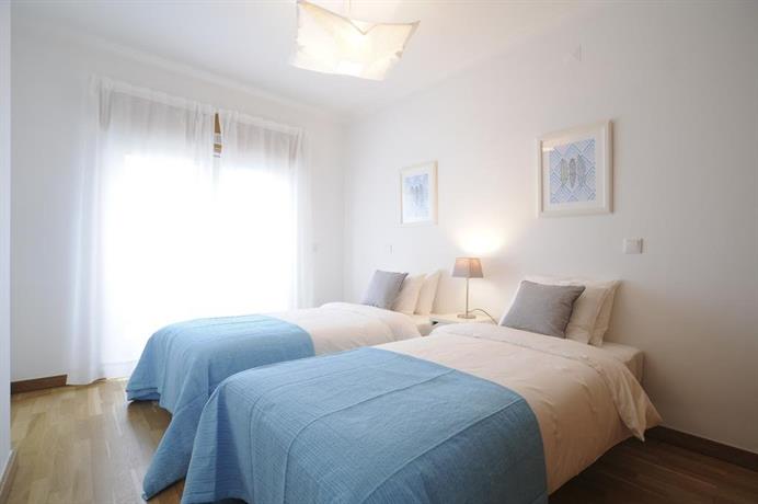 Top Duplex Apartment - 4 Bedrooms & Garage