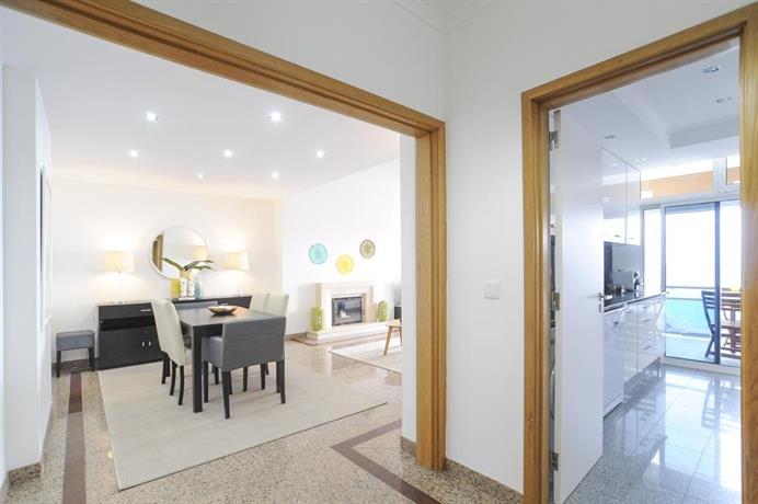 Top Duplex Apartment - 4 Bedrooms & Garage