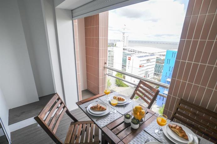 Top Duplex Apartment - 4 Bedrooms & Garage