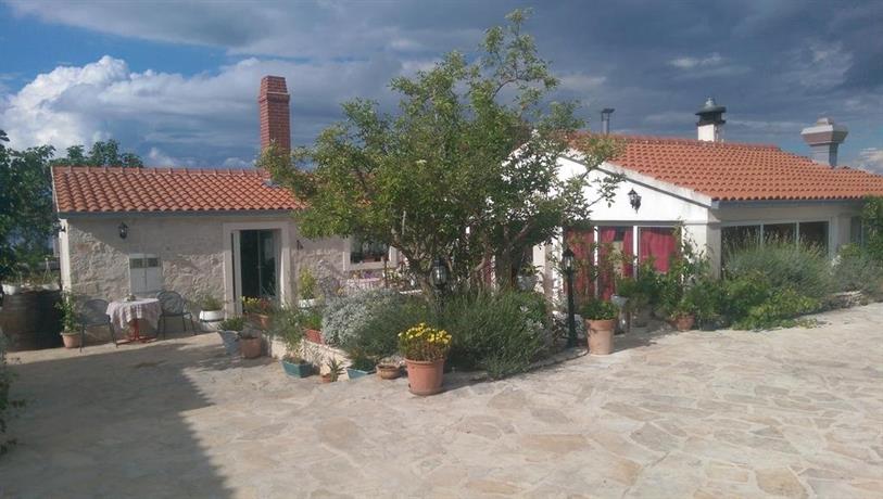 Awesome Home in Donji Humac With Wifi and 5 Bedrooms