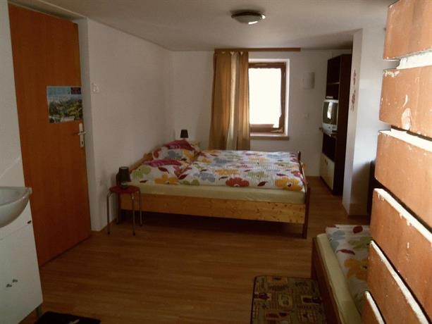 Hostel Rooms Apartment Simon Ceklin