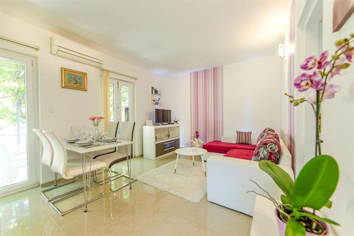Charming house on the beach and Deluxe Apartment