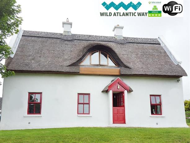 Self Catering Donegal - Teac Chondai Thatched Cottage