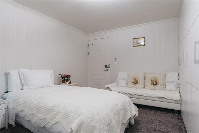 Garosugil Homestay - Female Only