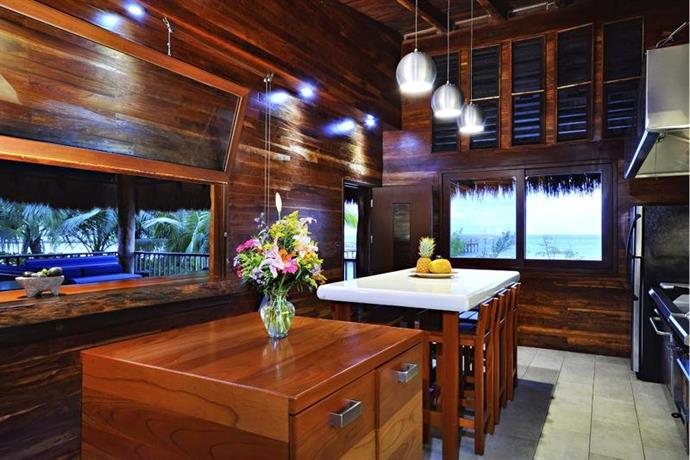 Deluxe Handcrafted 4 Br Oceanfront Treehouse